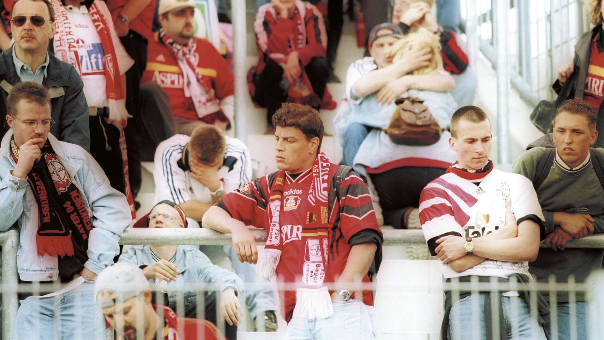 2000-05-20_Fans_nach_der_Niederlage.jpg