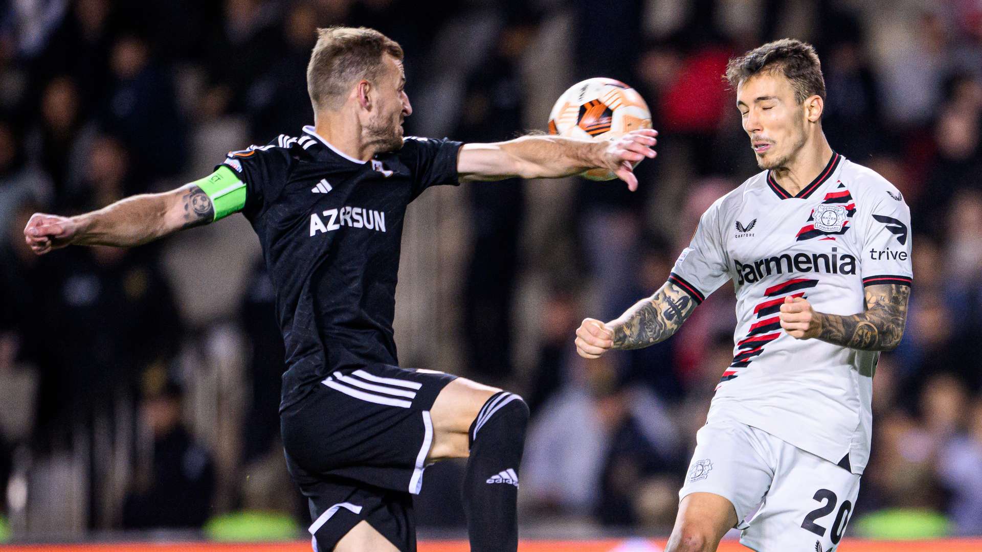 Grimaldo köpft seinem Gegenmann an den Arm