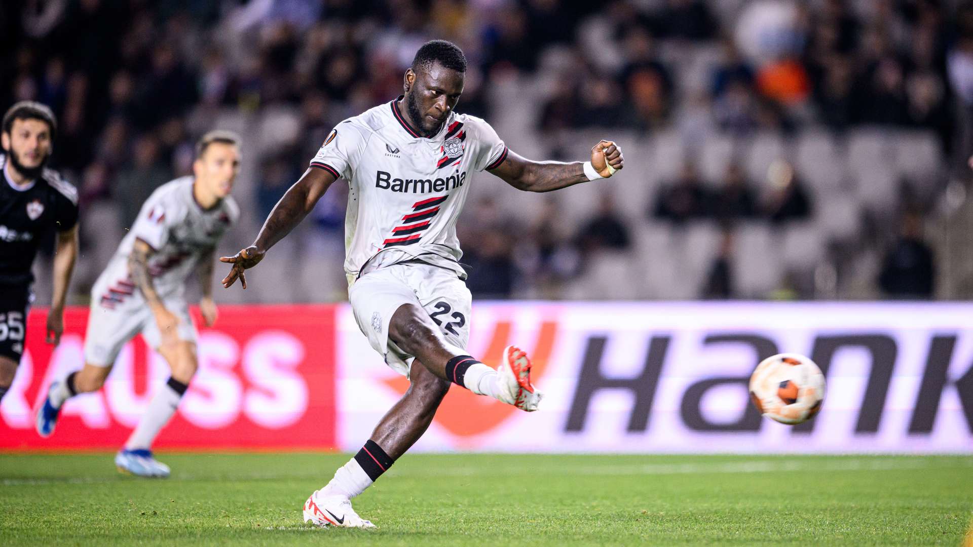 Victor Boniface beim Elfmeter