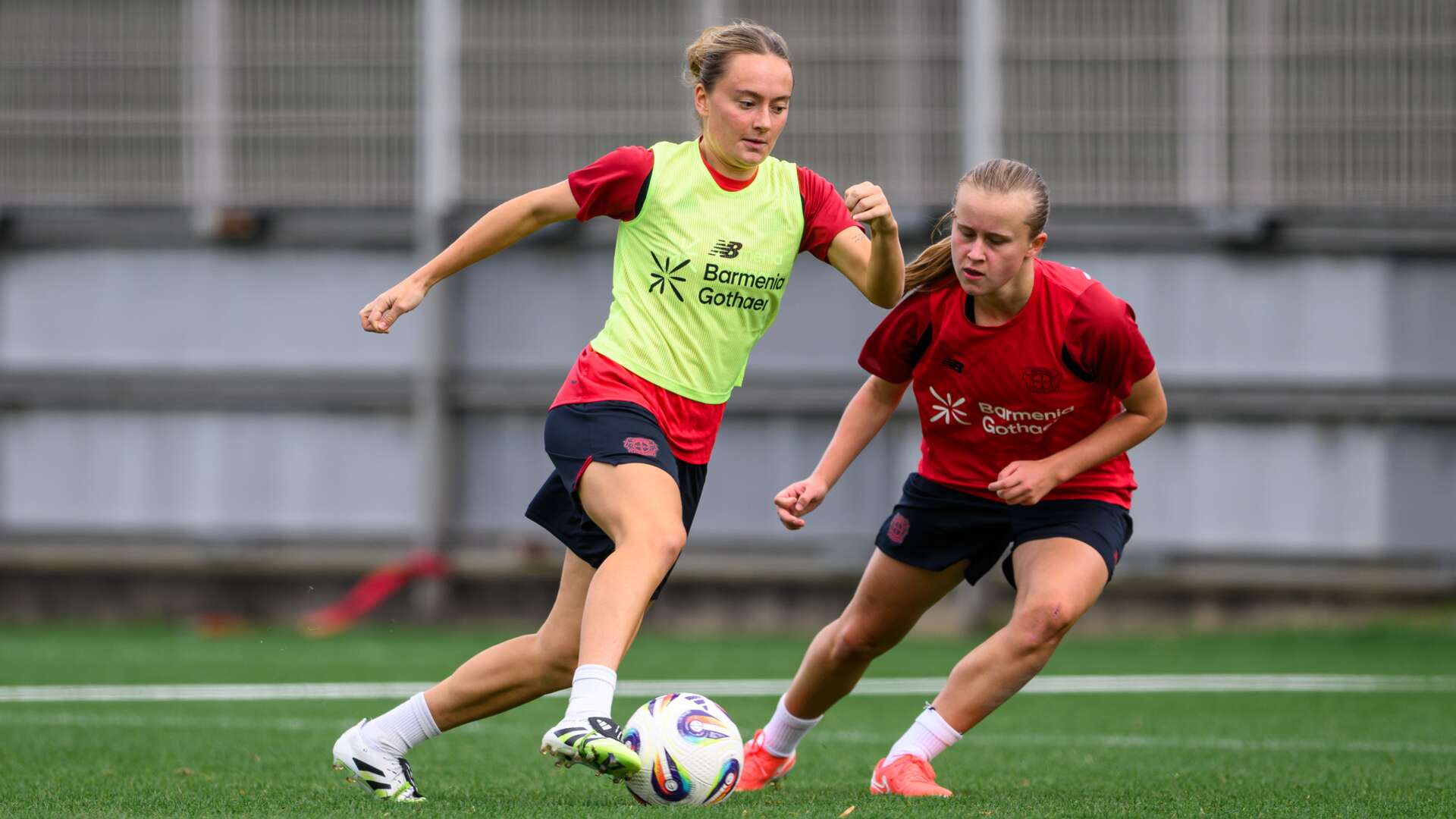 Sofie Zdebel mit Ball am Fuß