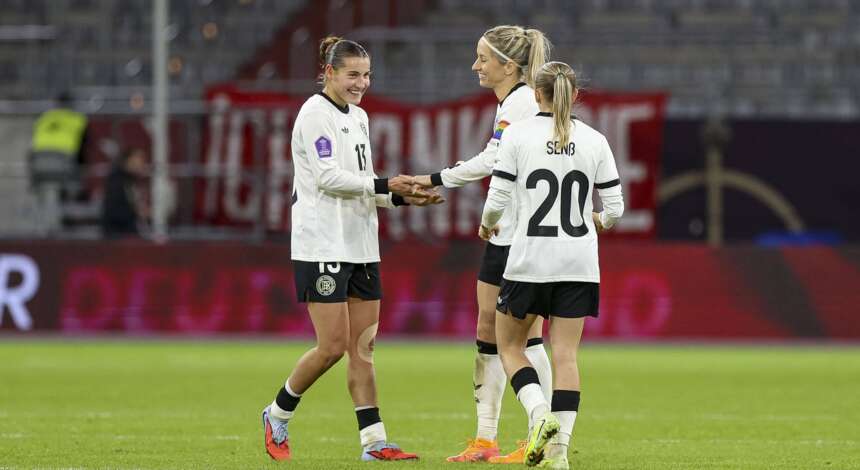 Carlotta Wamser freut sich im Trikot der Nationalmannschaft