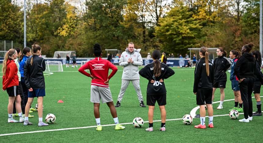 Lars Heinrichs hält eine Ansprache vor den Juniorinnen