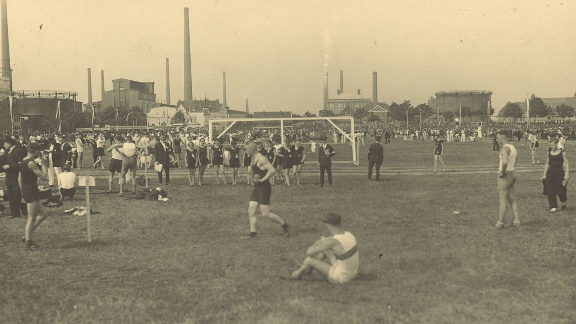 DT-Sportplatz_1929_geradezu_Wiesdorfer_Hof_und_Germania_Saal.jpg