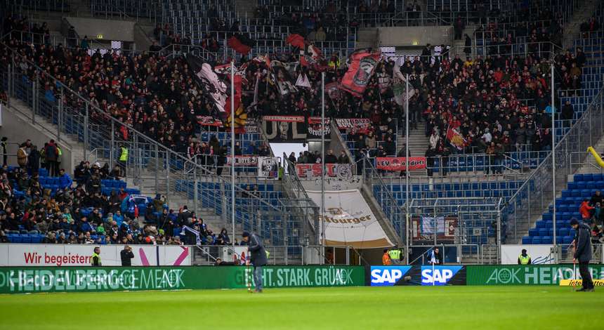 Fans_Bayer04_Totale.jpg