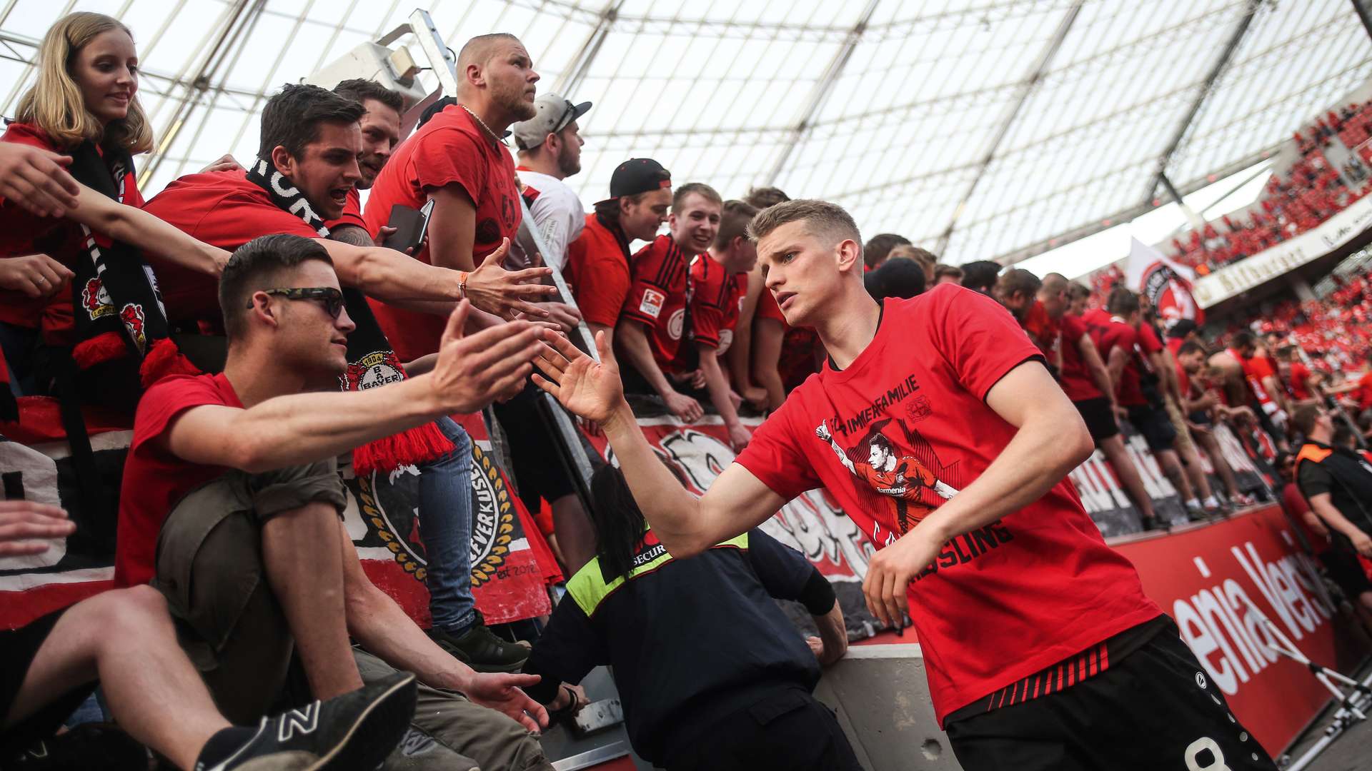 Lars_Bender_Bayer_04_Fans_abklatschen.jpg