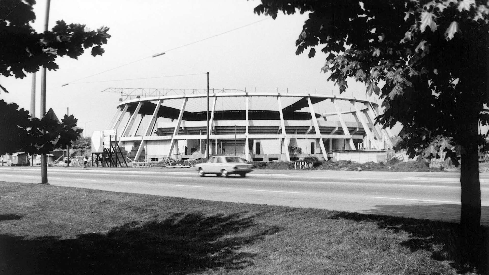 crop_1974-Bau-der-Rundsporthalle-3.jpg