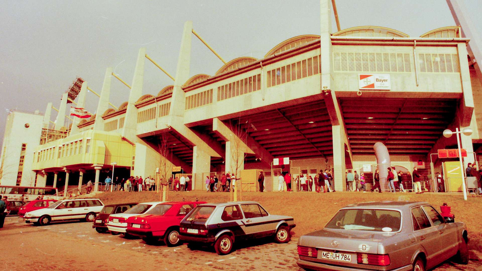 crop_19900303_001_Stadion_Westtribuene.jpg