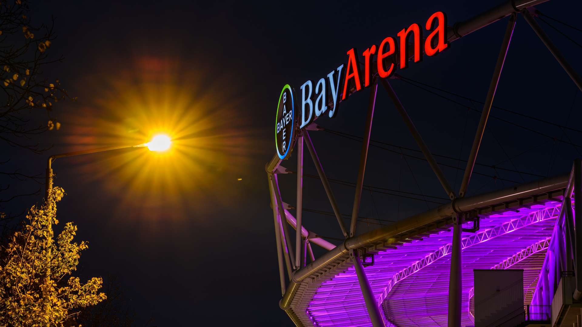 BayArena de noche