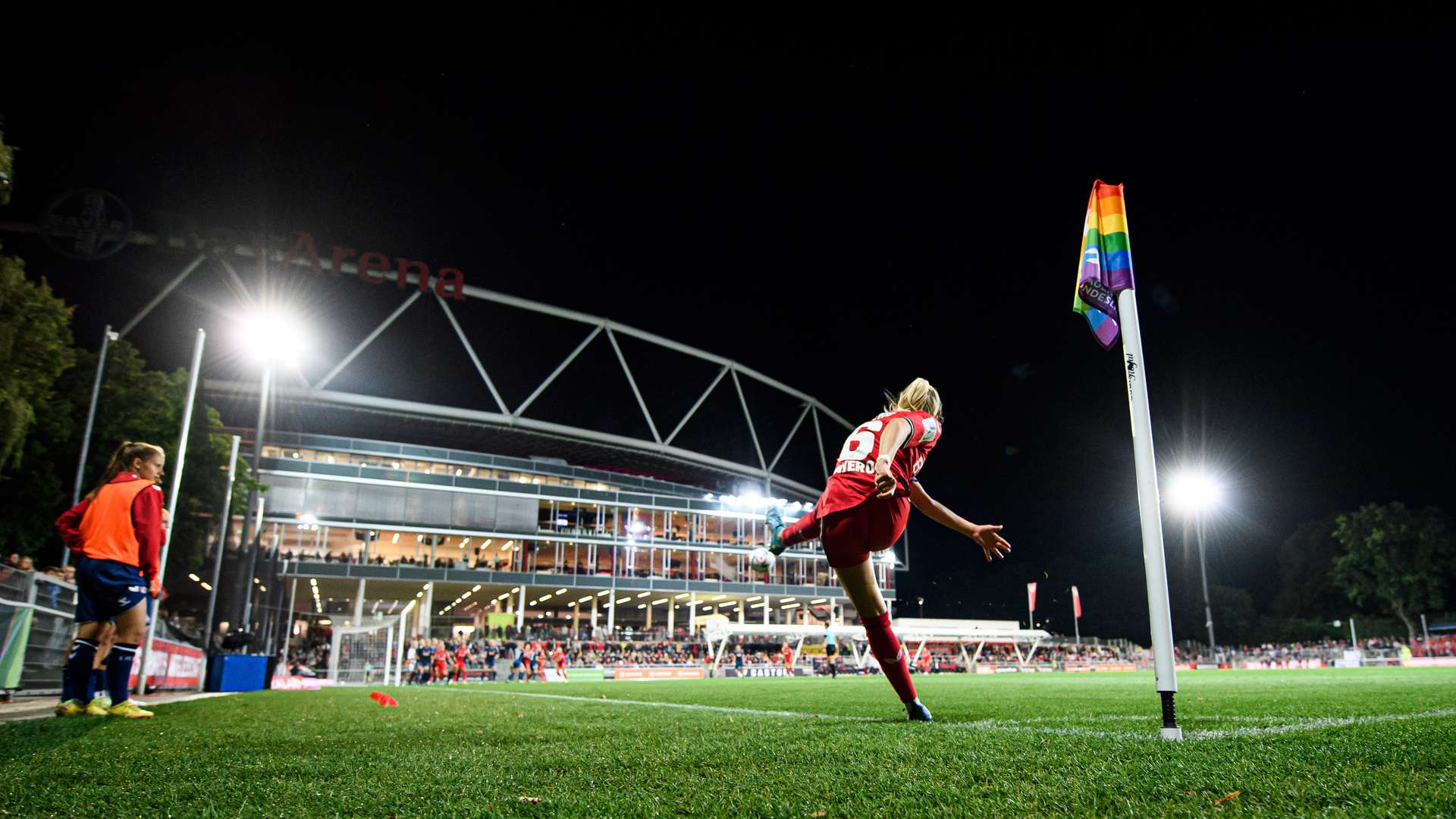 Elisa Senß ejecuta un córner