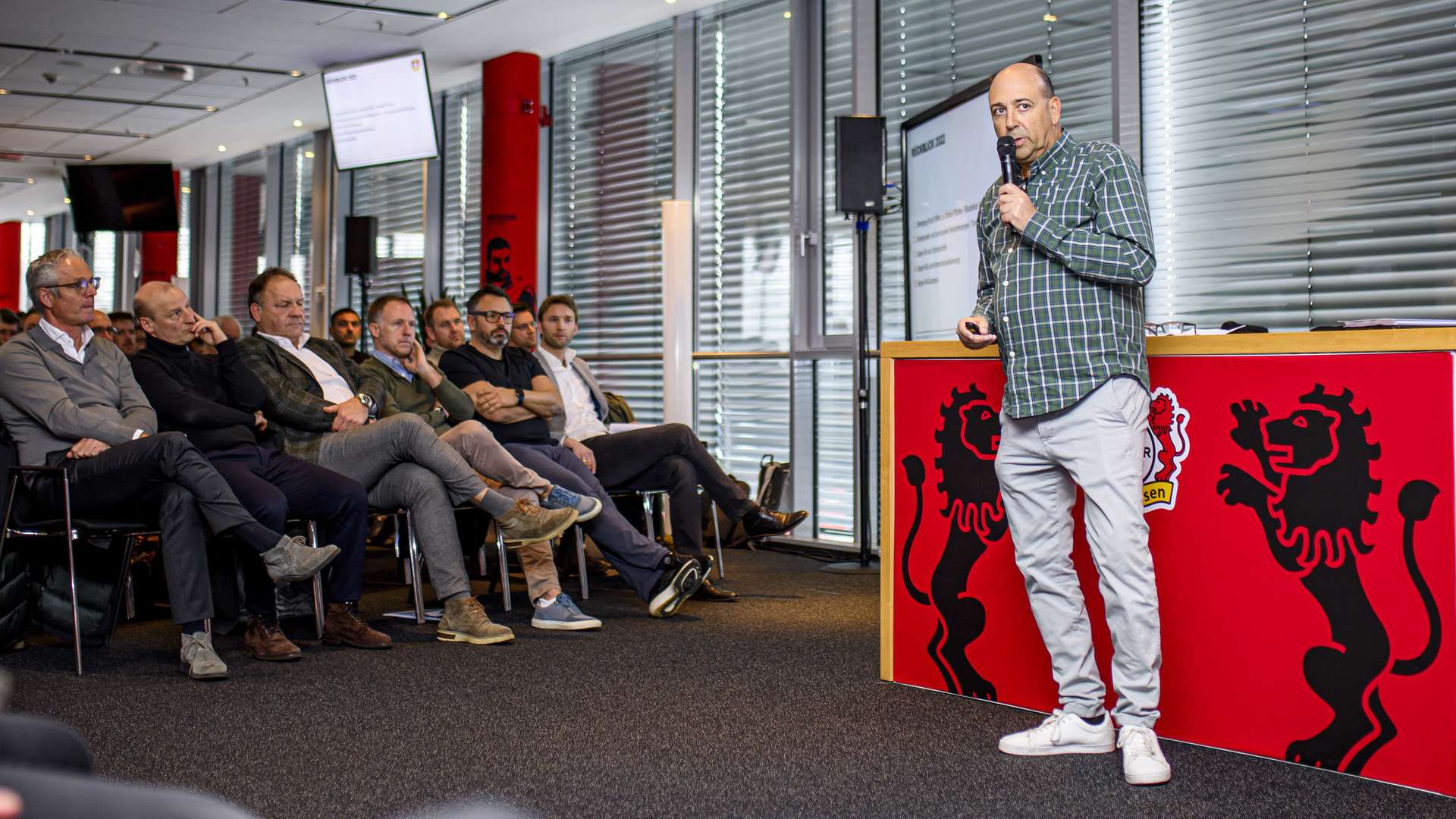 Fernando Carro en la reunión de personal de B04