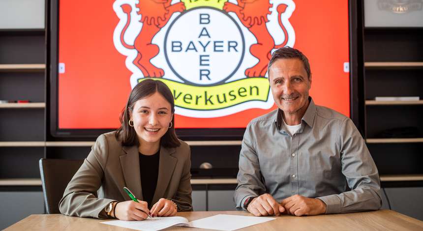 Vertragsunterzeichnung Loreen Bender