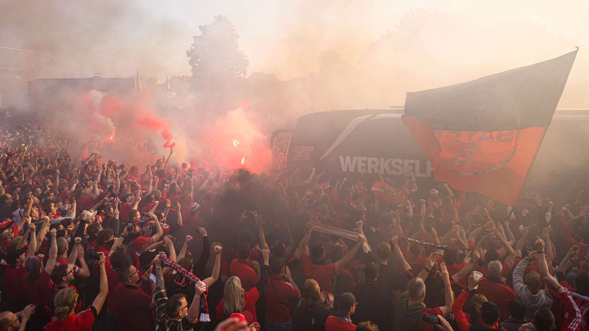 Busempfang vor dem Halbfinale gegen die AS Rom