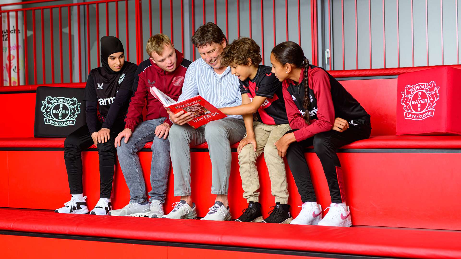 Rüdiger Vollborn lee un libro.jpg