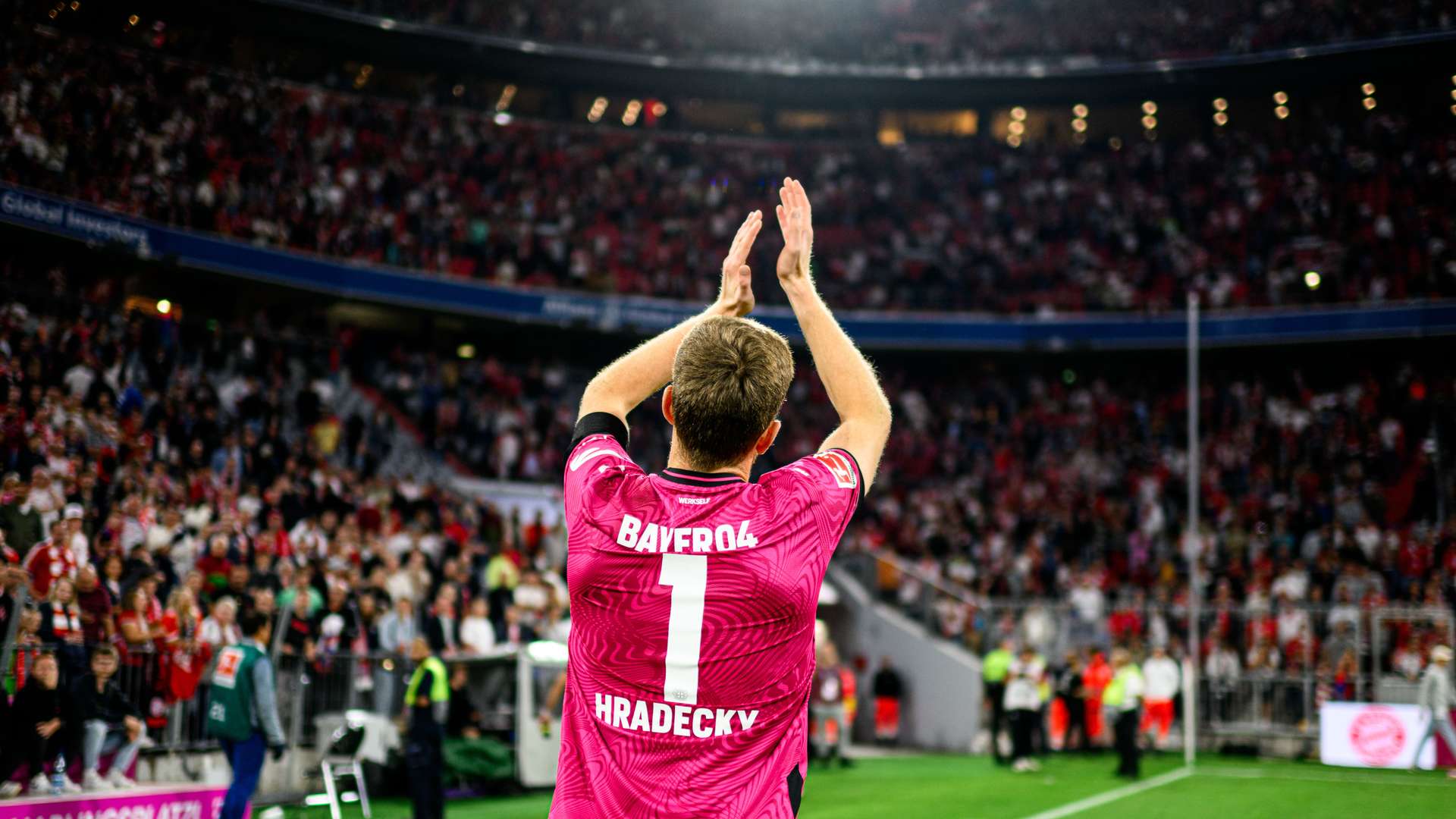 Lukas Hradecky bedankt sich in München bei den mitgereisten Fans