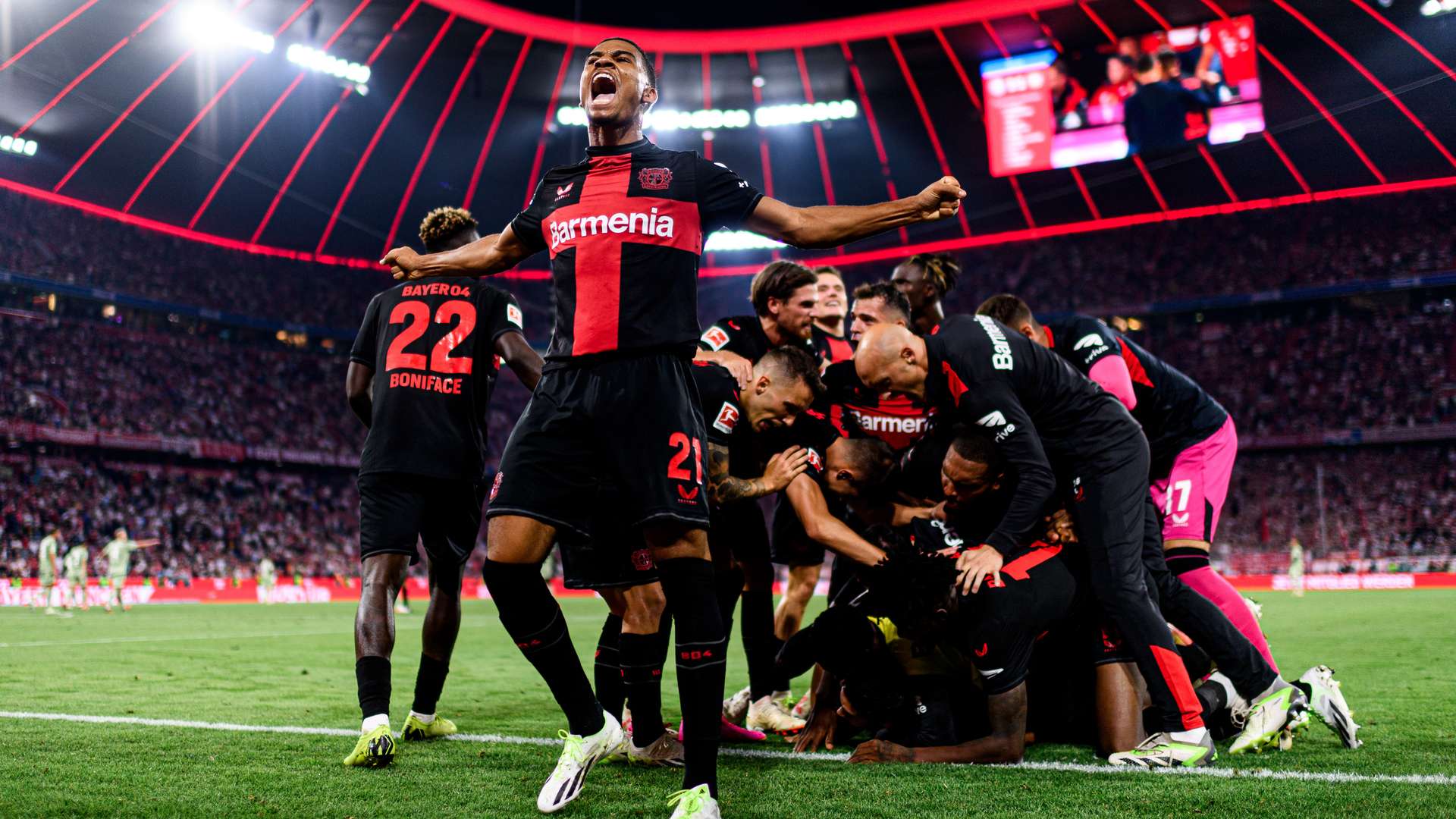 Die Werkself feiert vor der Gästekurve der Allianz Arena