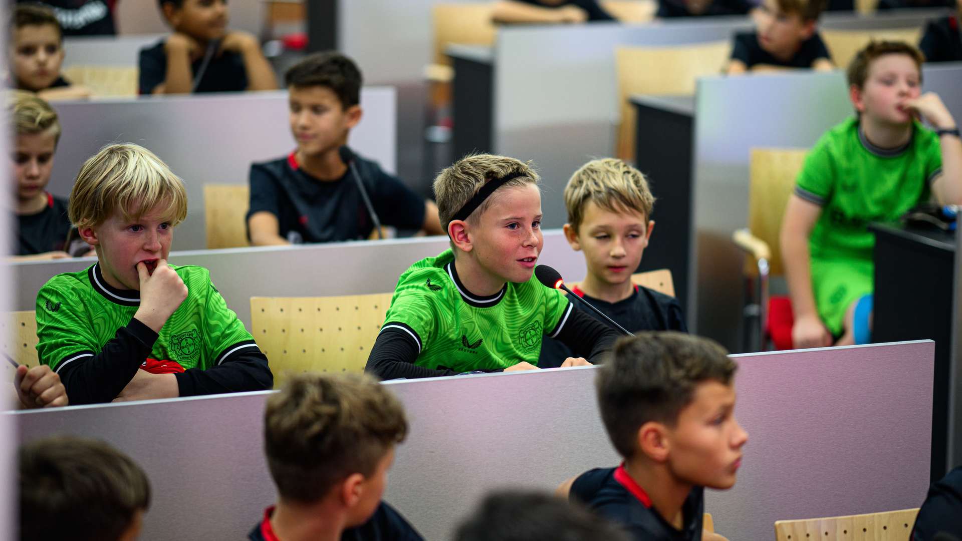 Kids im Hradecky-Trikot