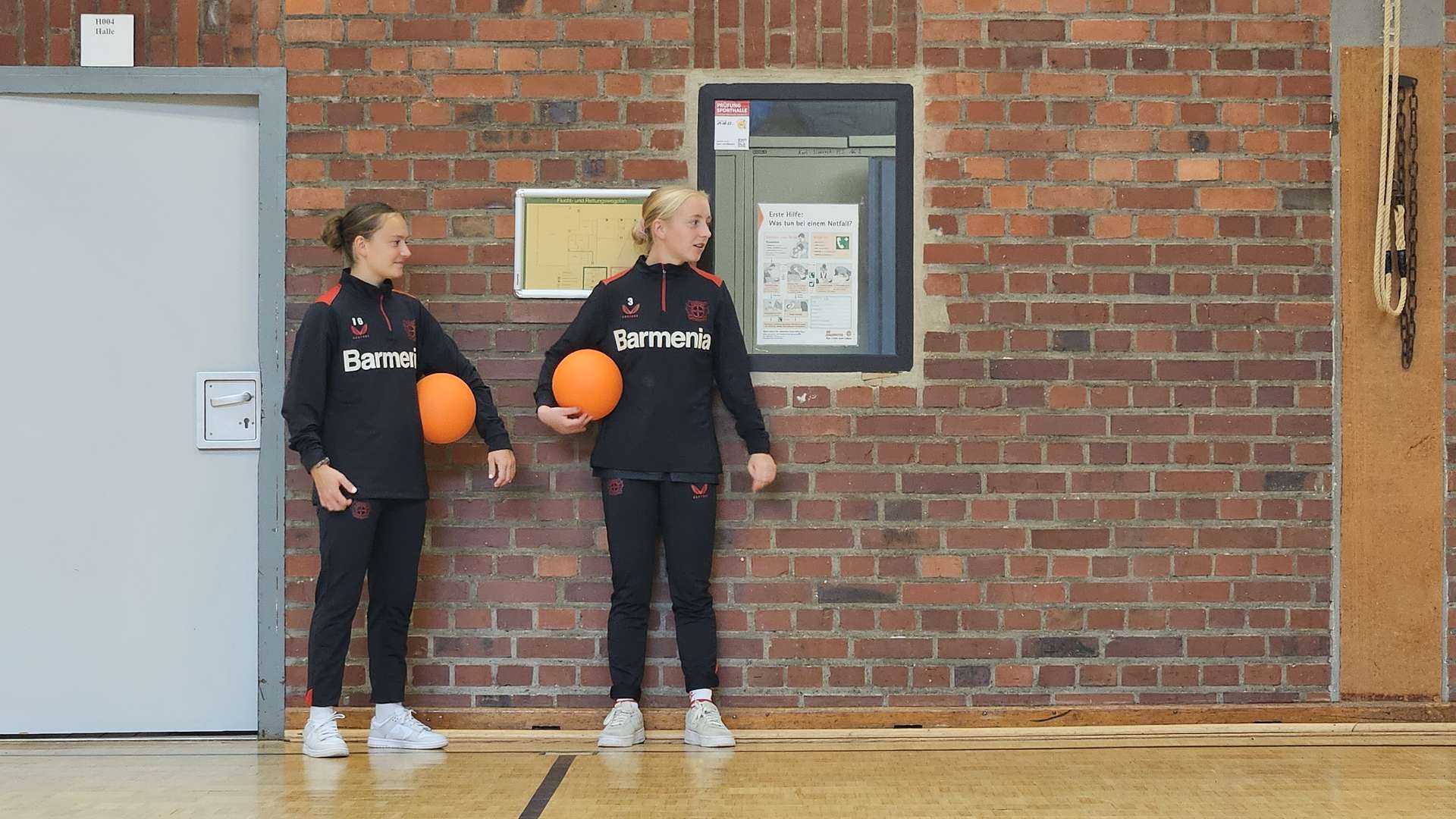 Sofie Zdebel und Caroline Siems als Lehrerinnen