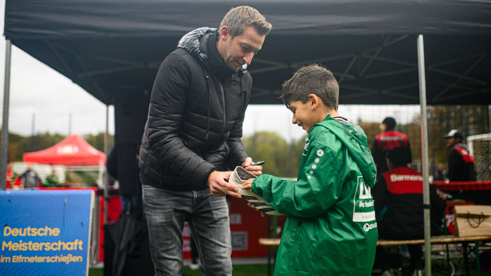 Stefan Kießling gibt ein Autogramm