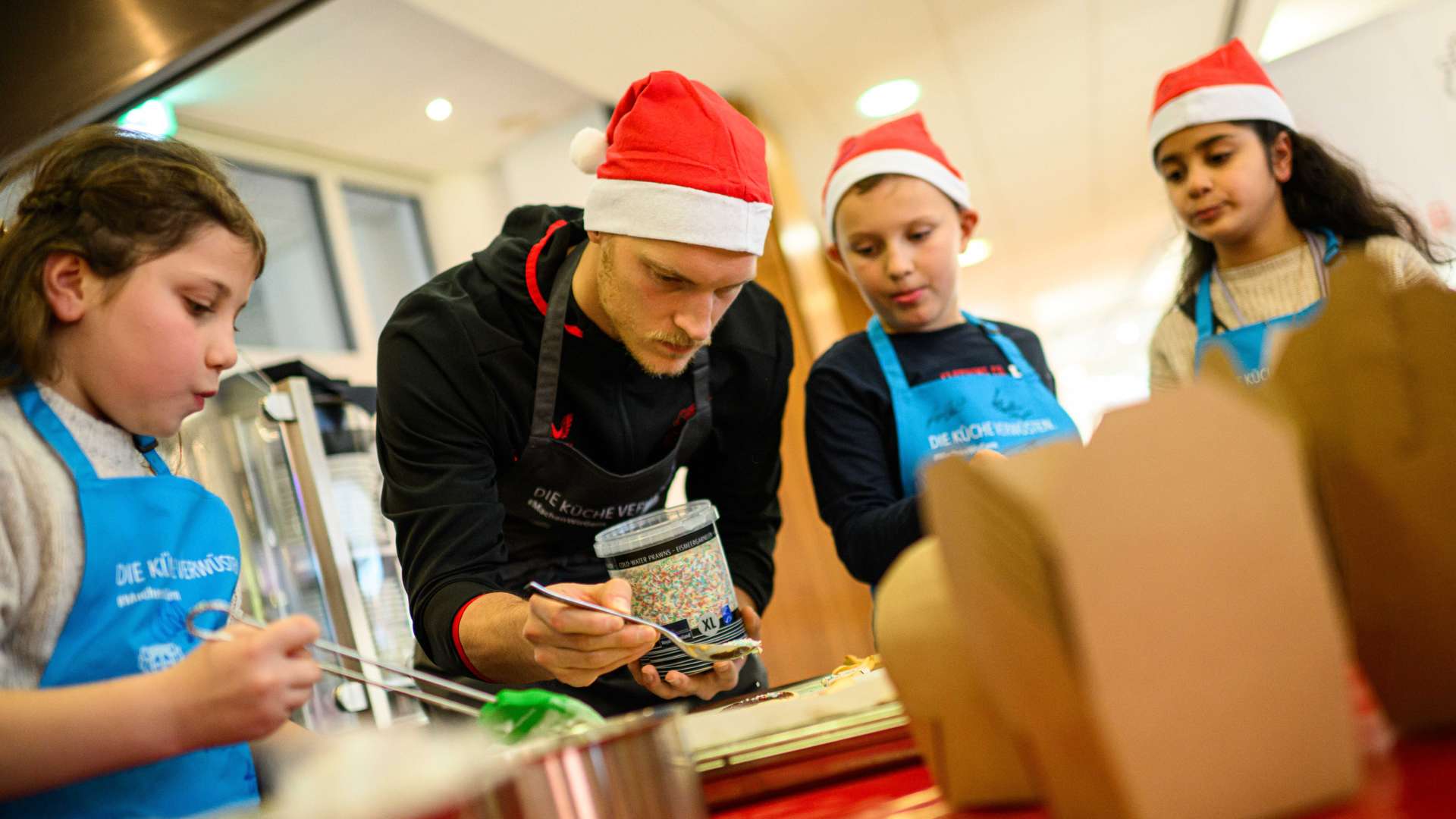 Niklas Lomb verziert Plätzchen