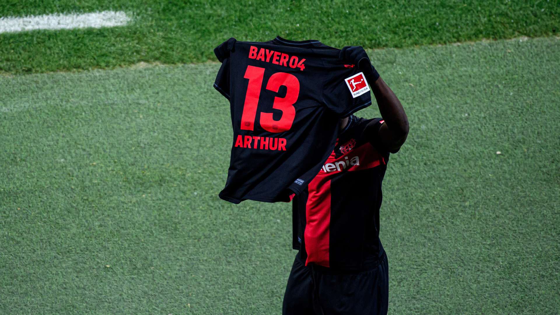 Boniface mit Arthur Trikot