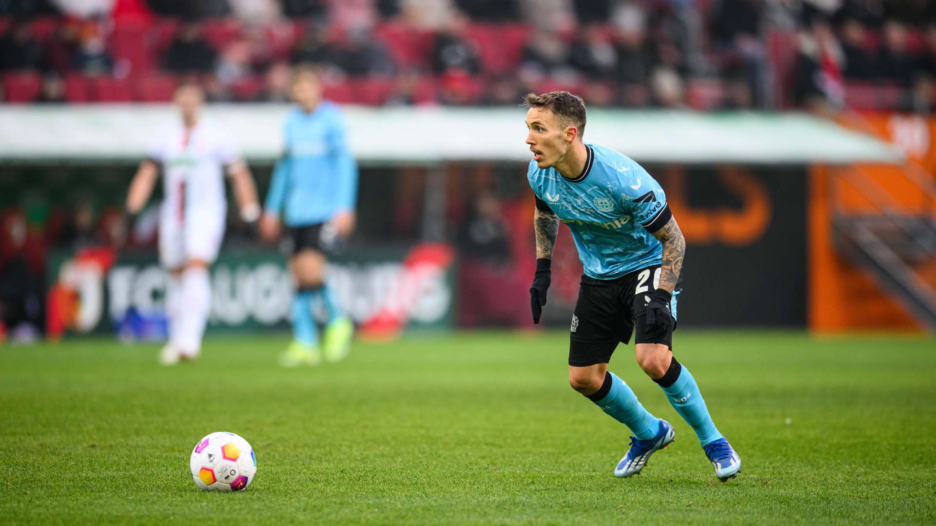 Grimaldo visiert das Tor an