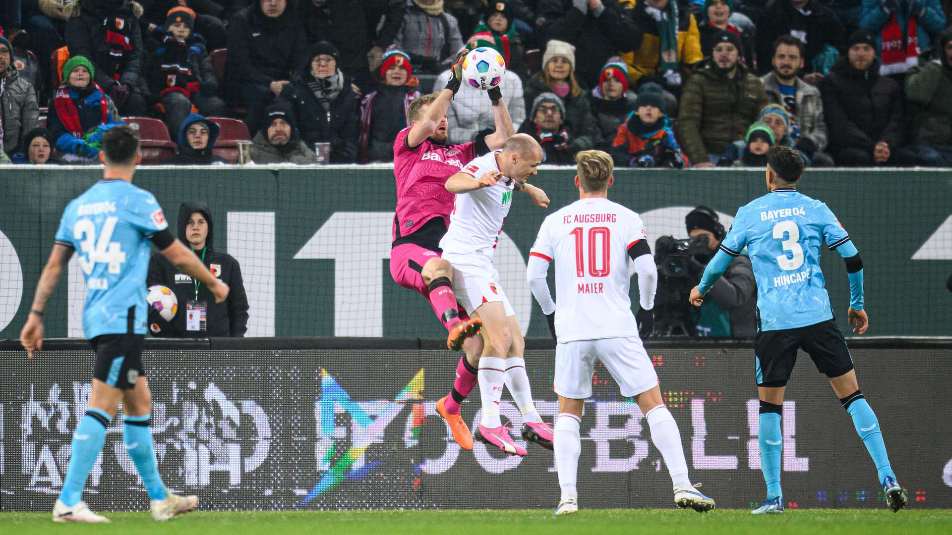 Lukas Hradecky steigt am höchsten