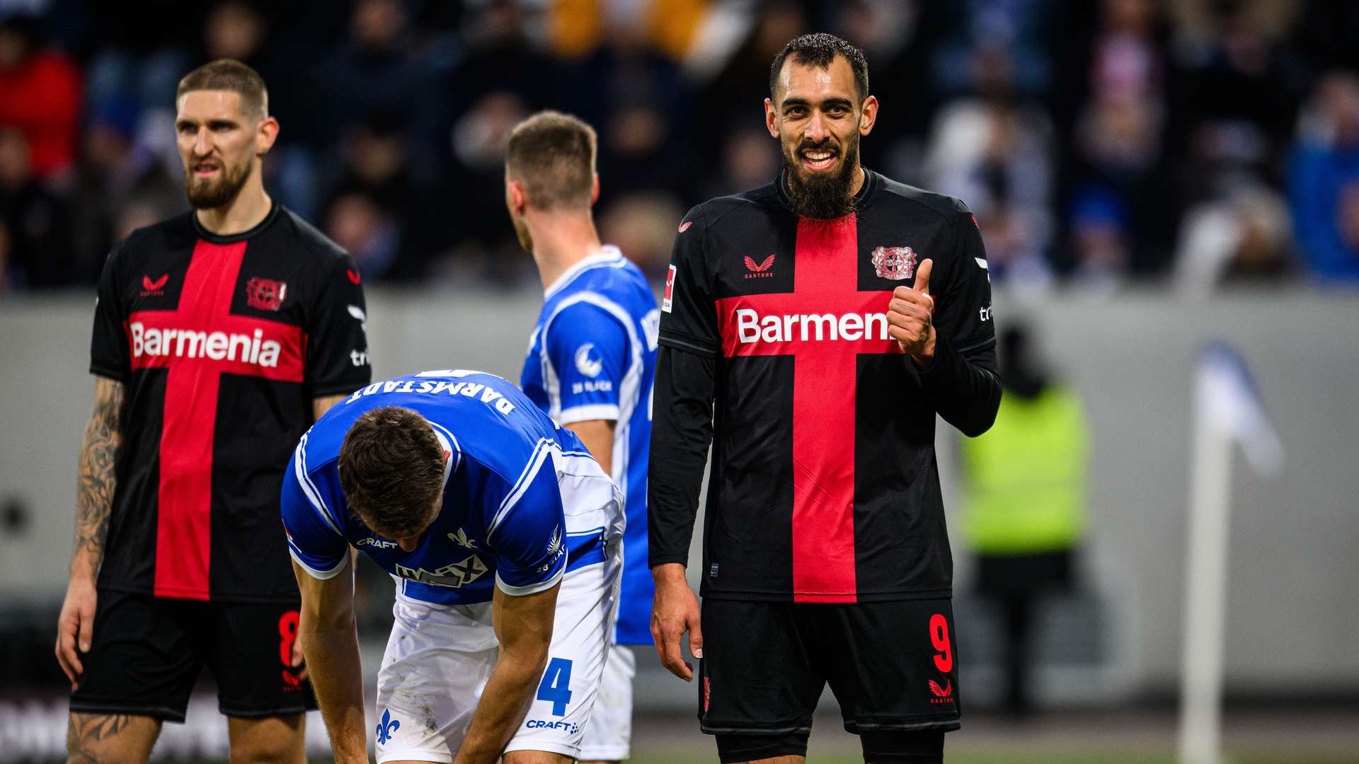 Borja Iglesias, dahinter Rob Andrich