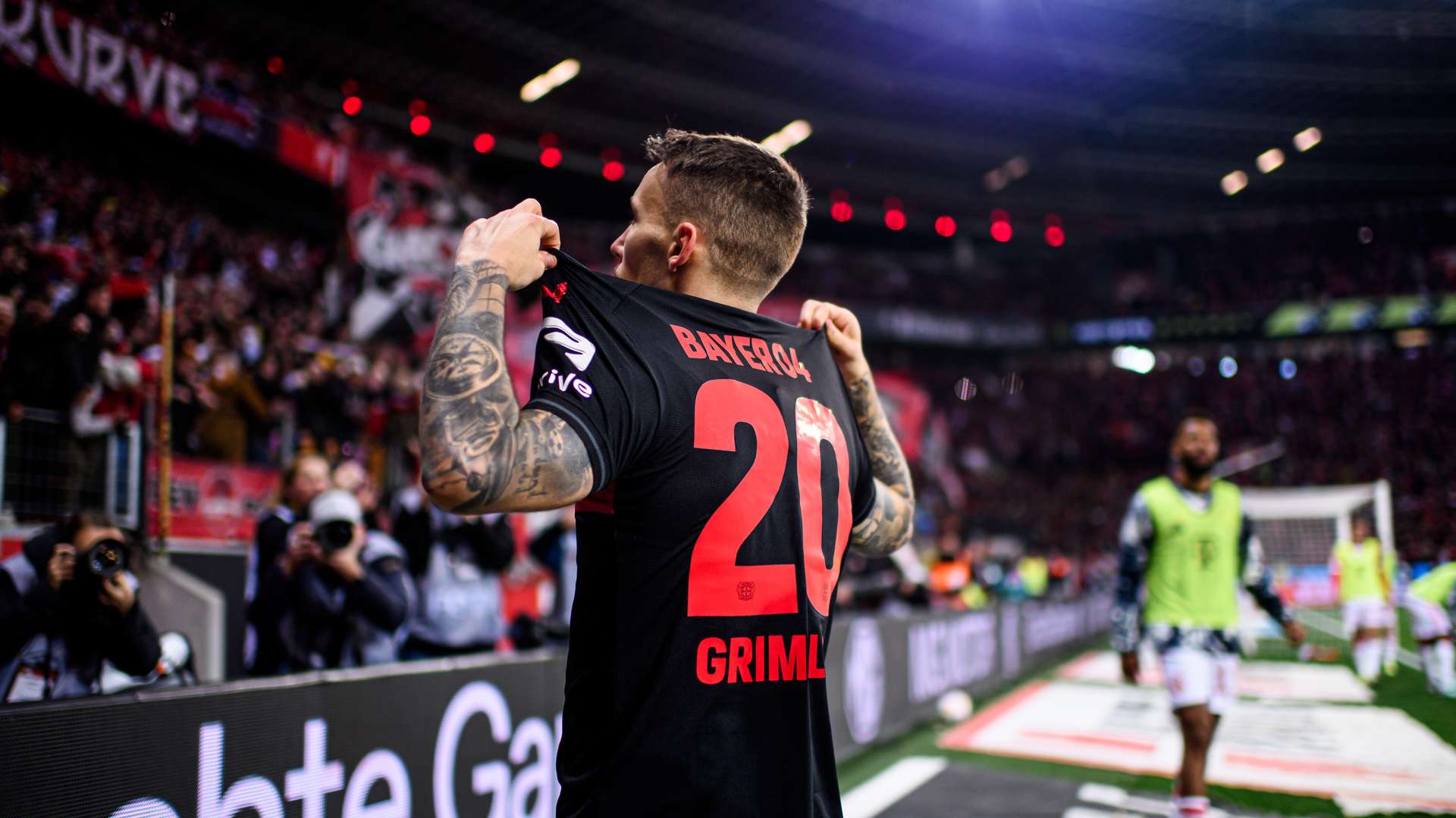 Jubel Grimaldo vor der Nordkurve