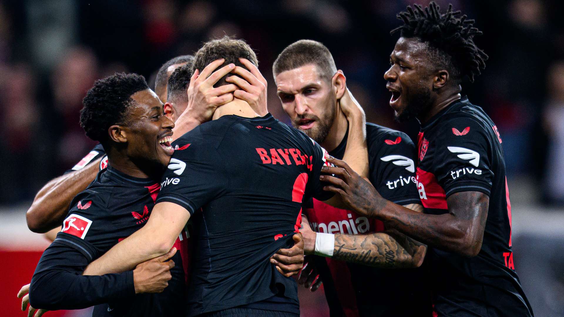 Torjubel Stanisic und Team