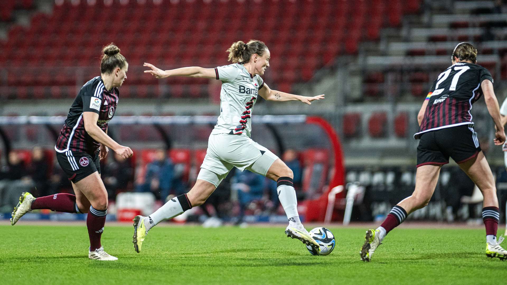 Verena Wieder am Ball