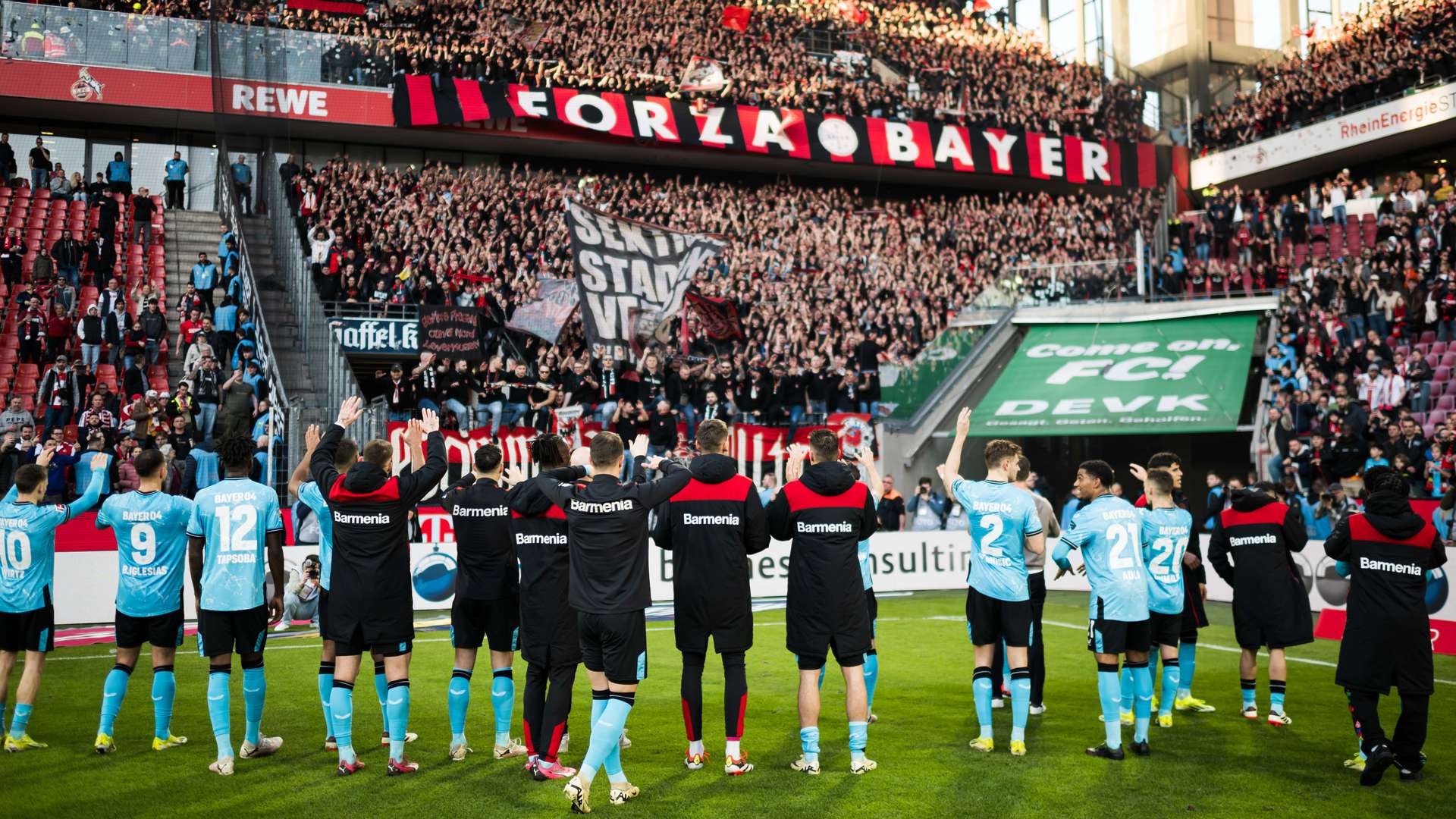 Werkself vor Kurve in Köln