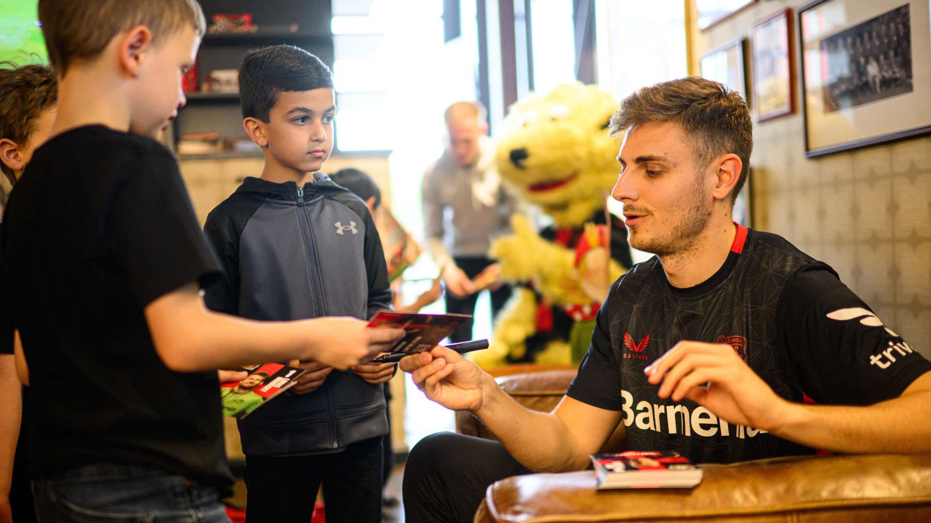 Stanisic verteilt Autogramme