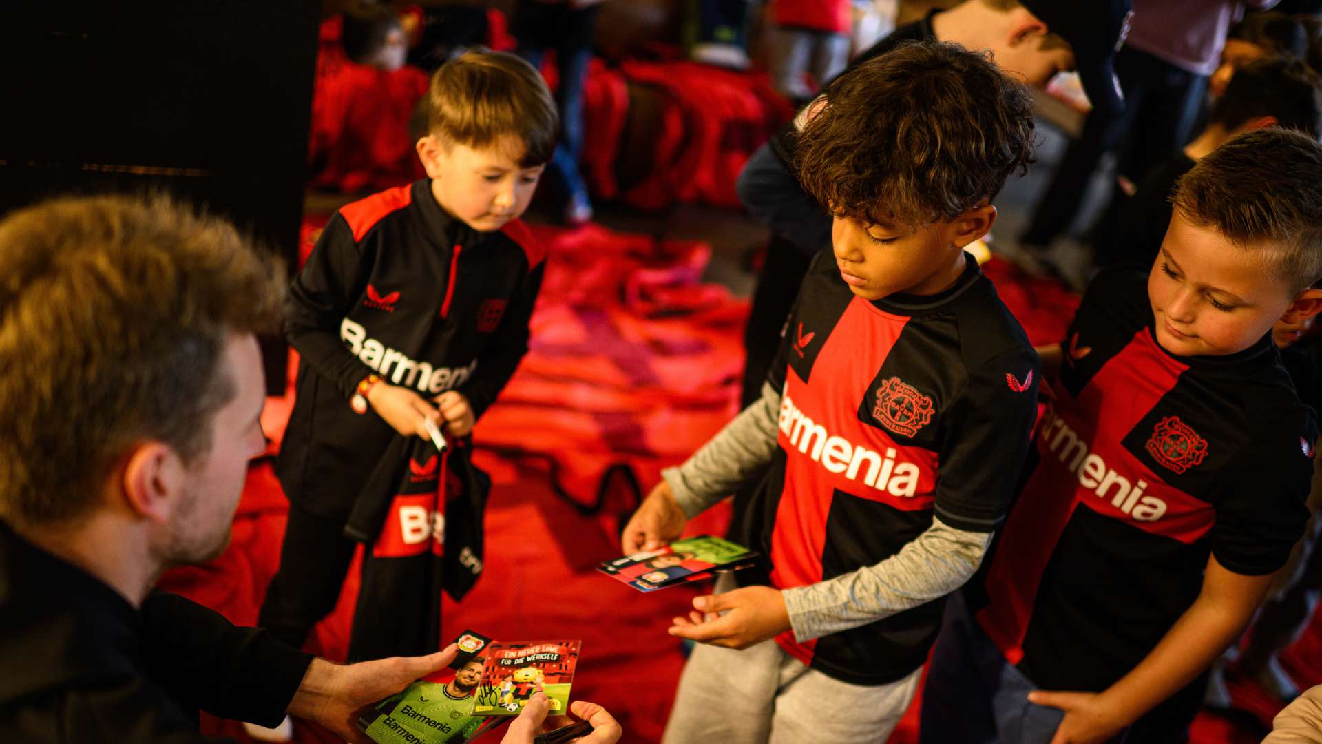 Kinder bei der Autogrammstunde