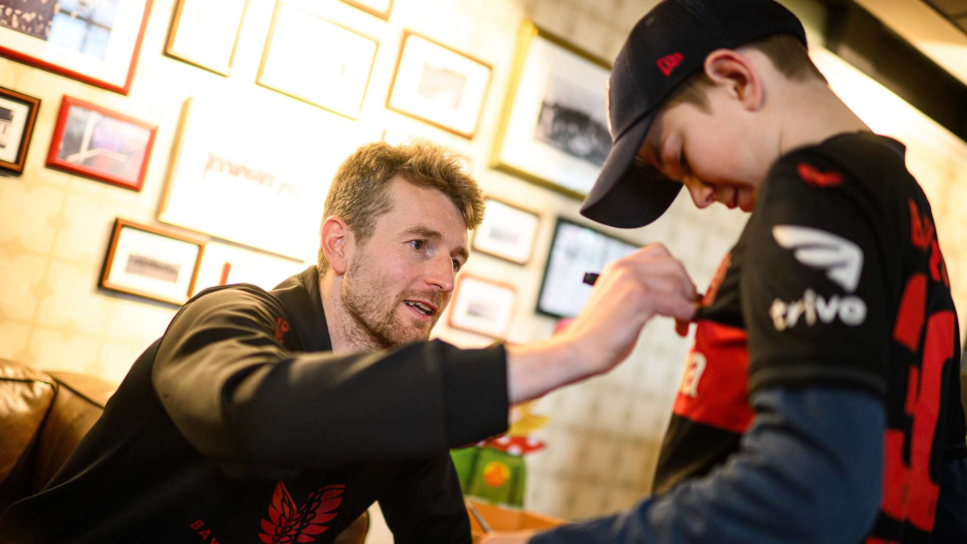 Hradecky unterschreibt ein Trikot