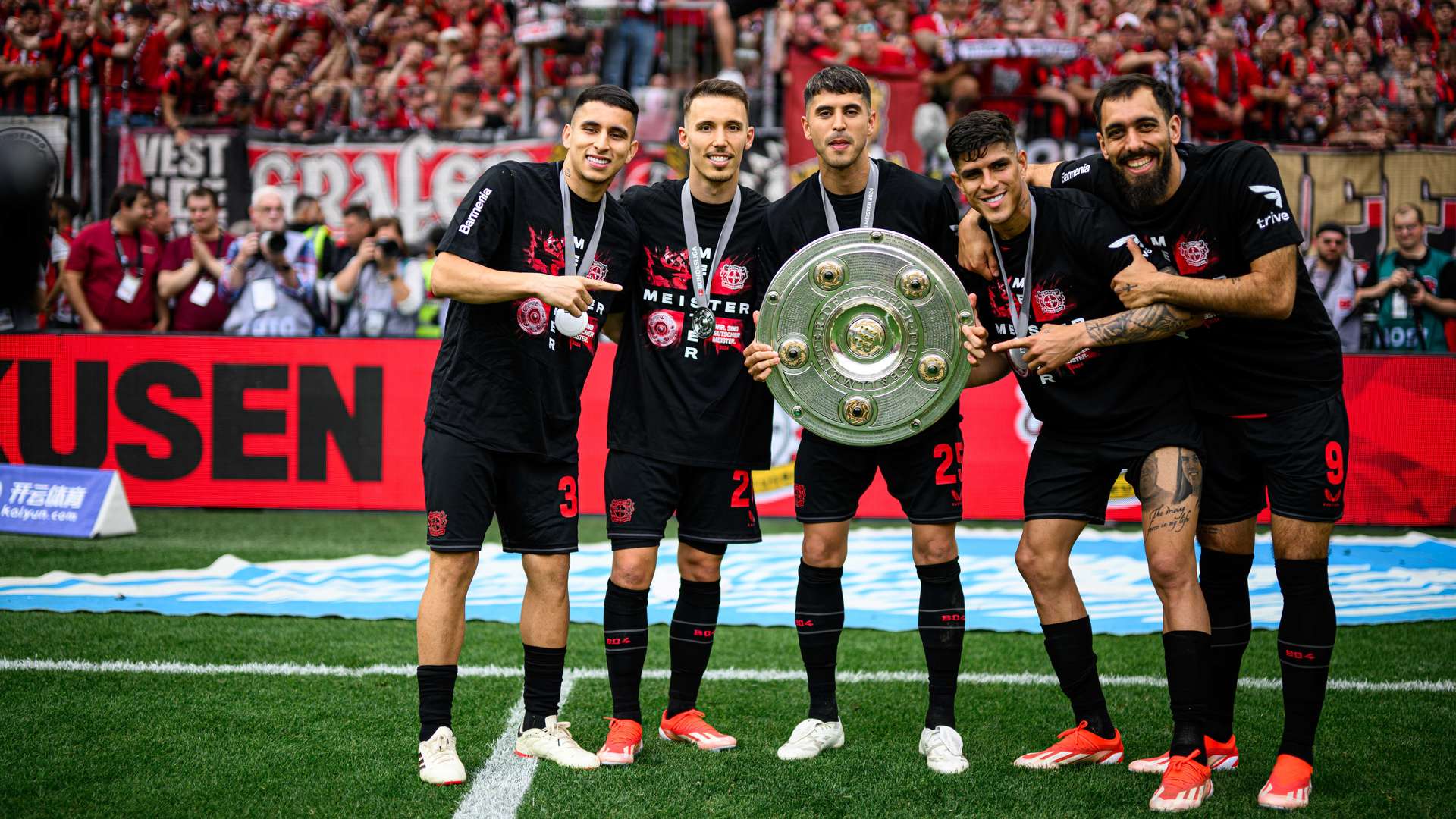 Südamerikaner mit Meisterschale