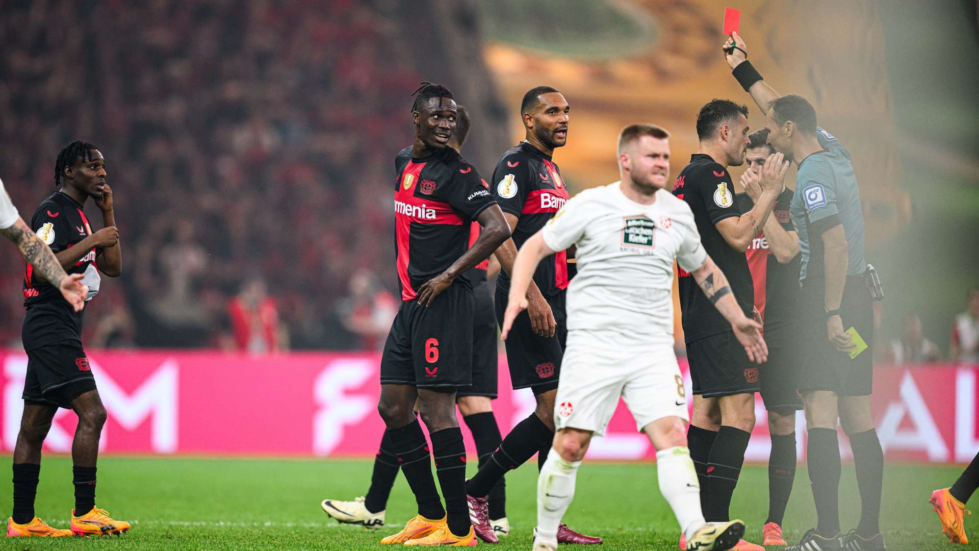 Gelb-Rote Karte Kossounou