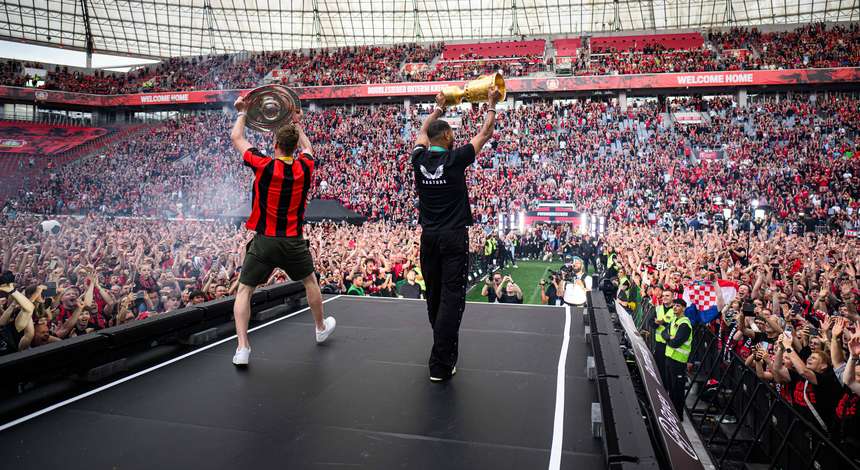 Saisonabschluss in der BayArena mit den Trophäen