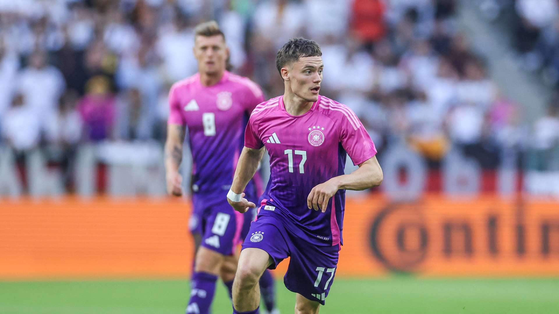 Flo Wirtz vor Toni Kroos