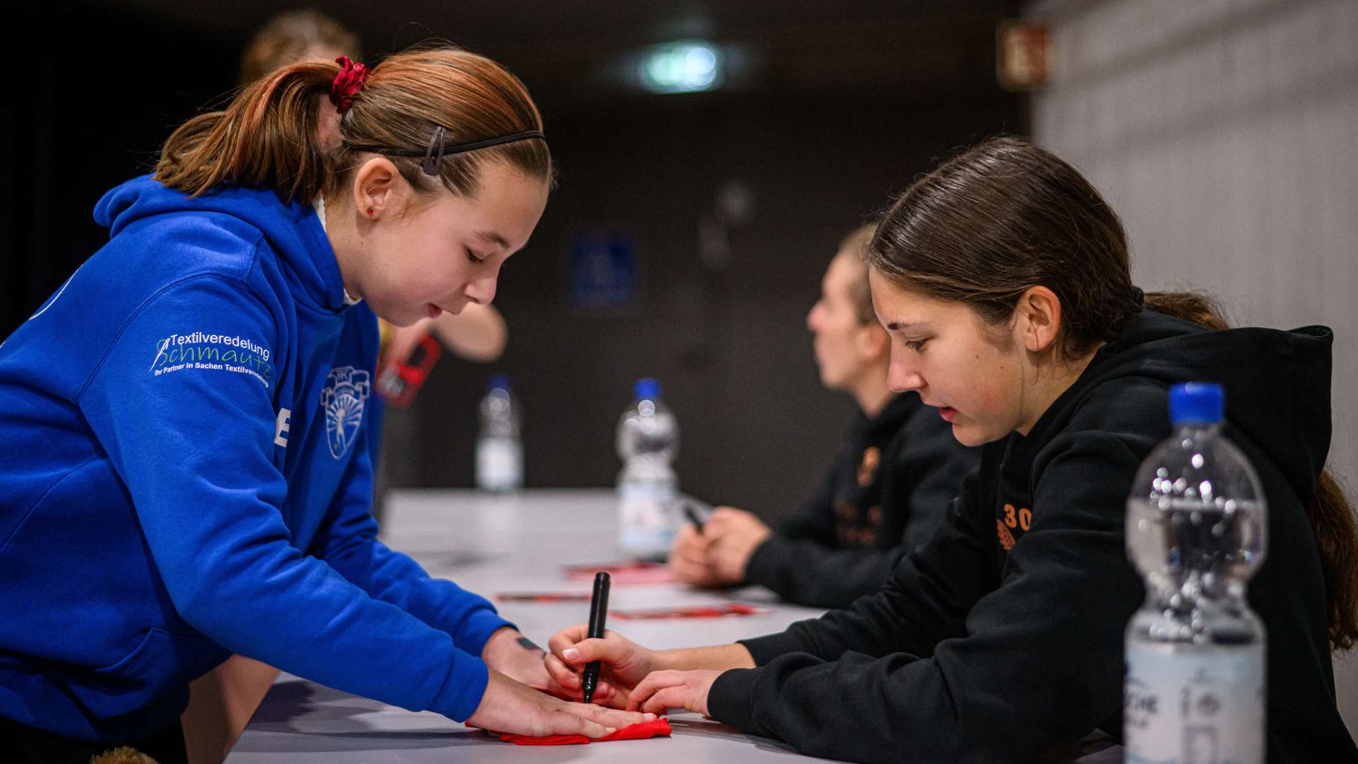 Ida Daedelow gibt Autogramme