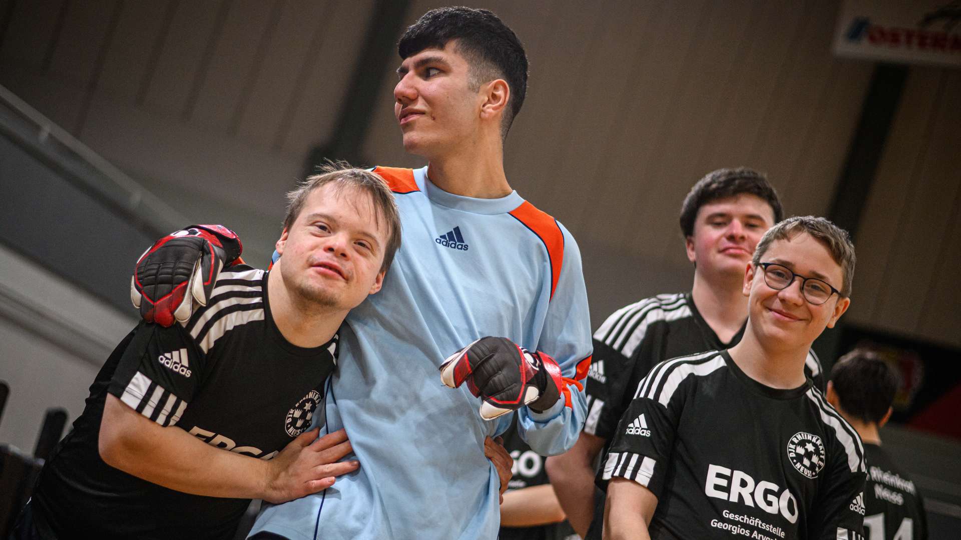 Gegenspieler freuen sich miteinander