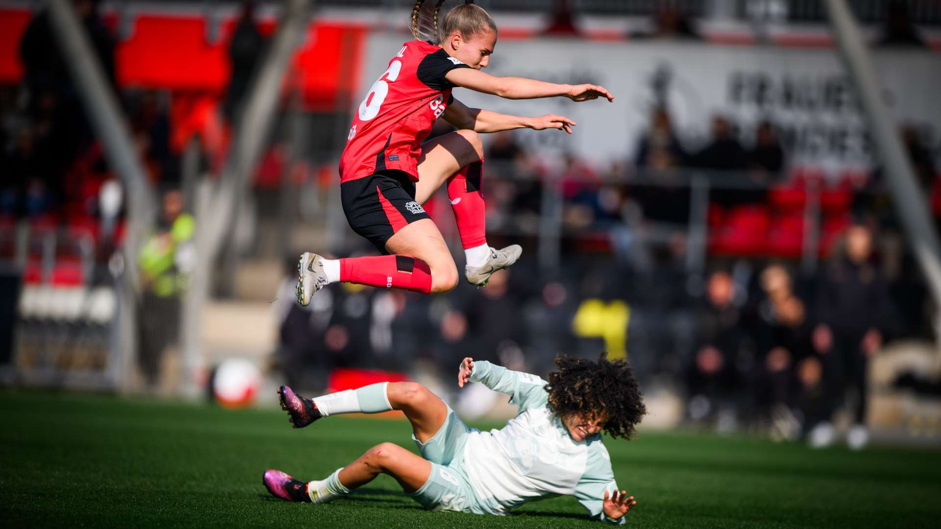 Juliette Vidal springt über Amira Arfaoui