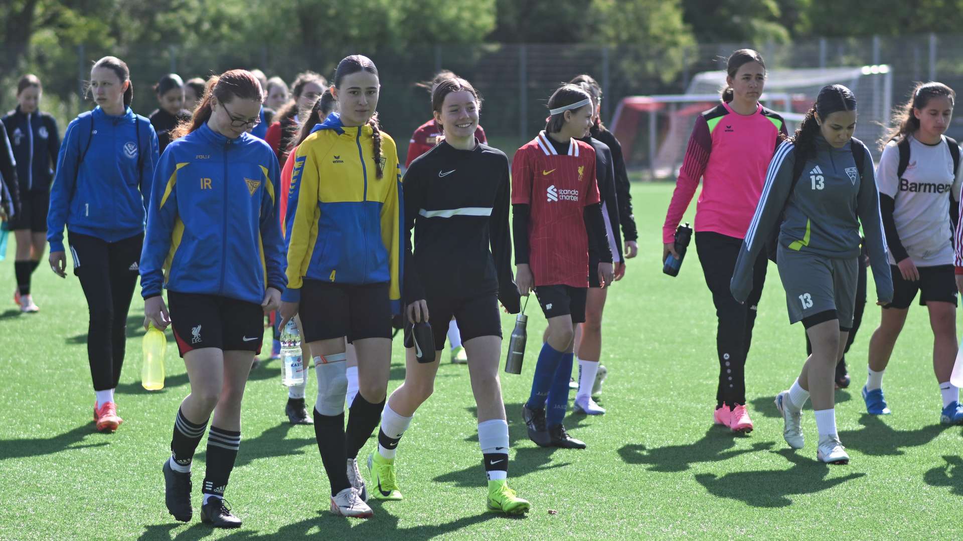 Die Talente auf dem Weg zum Trainingsplatz