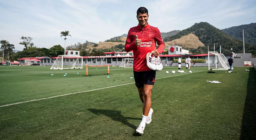 Exequiel Palacios Nghệ Sĩ Giữa Cuộc Chiến Quyết Liệt