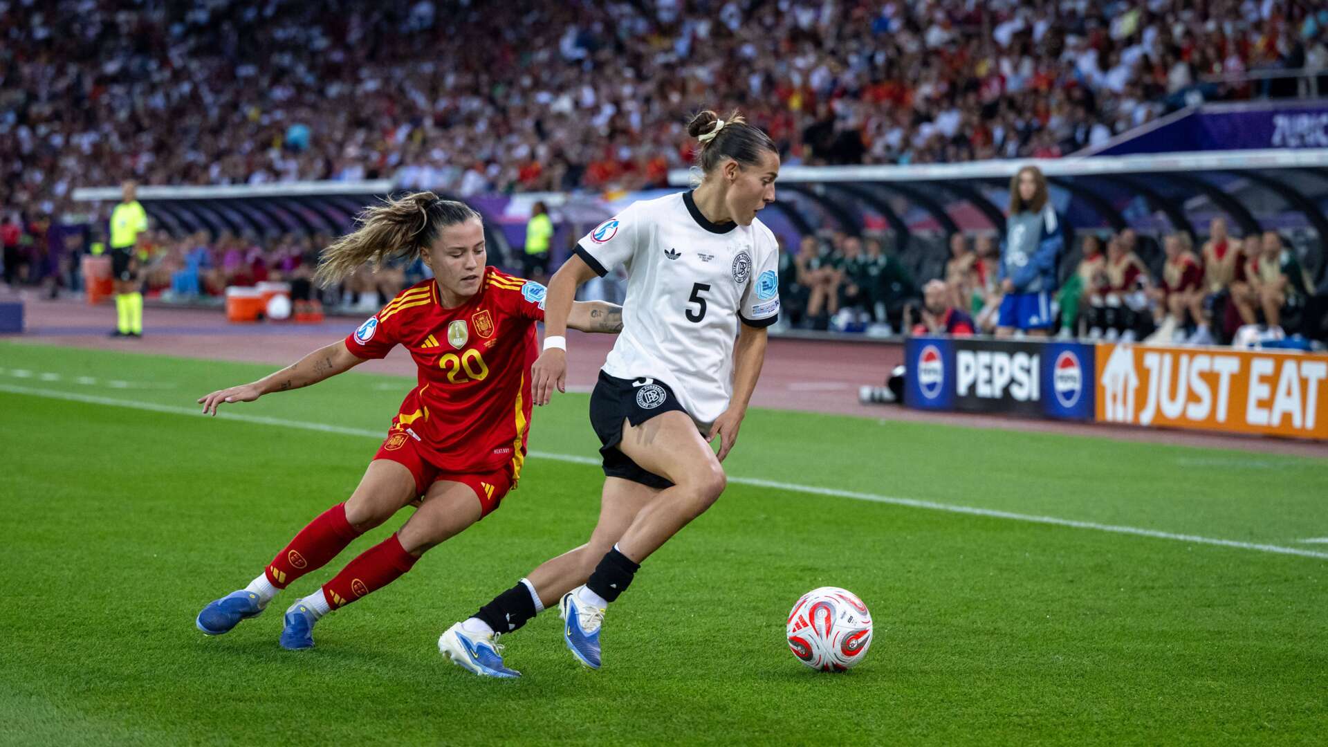 Carlotta Wamser am Ball