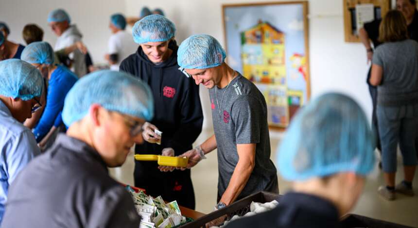 Ferdinand Pohl und Nils Gernhardt bei der Aktion BioBrotbox