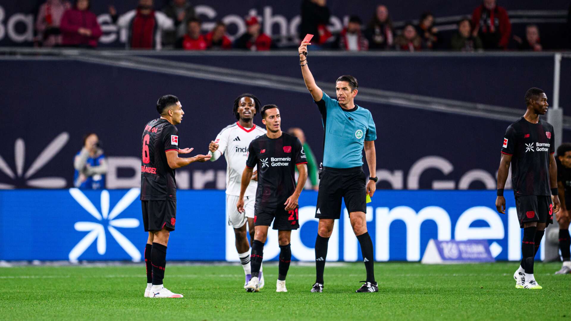 Gelb-Rote Karte für Fernández