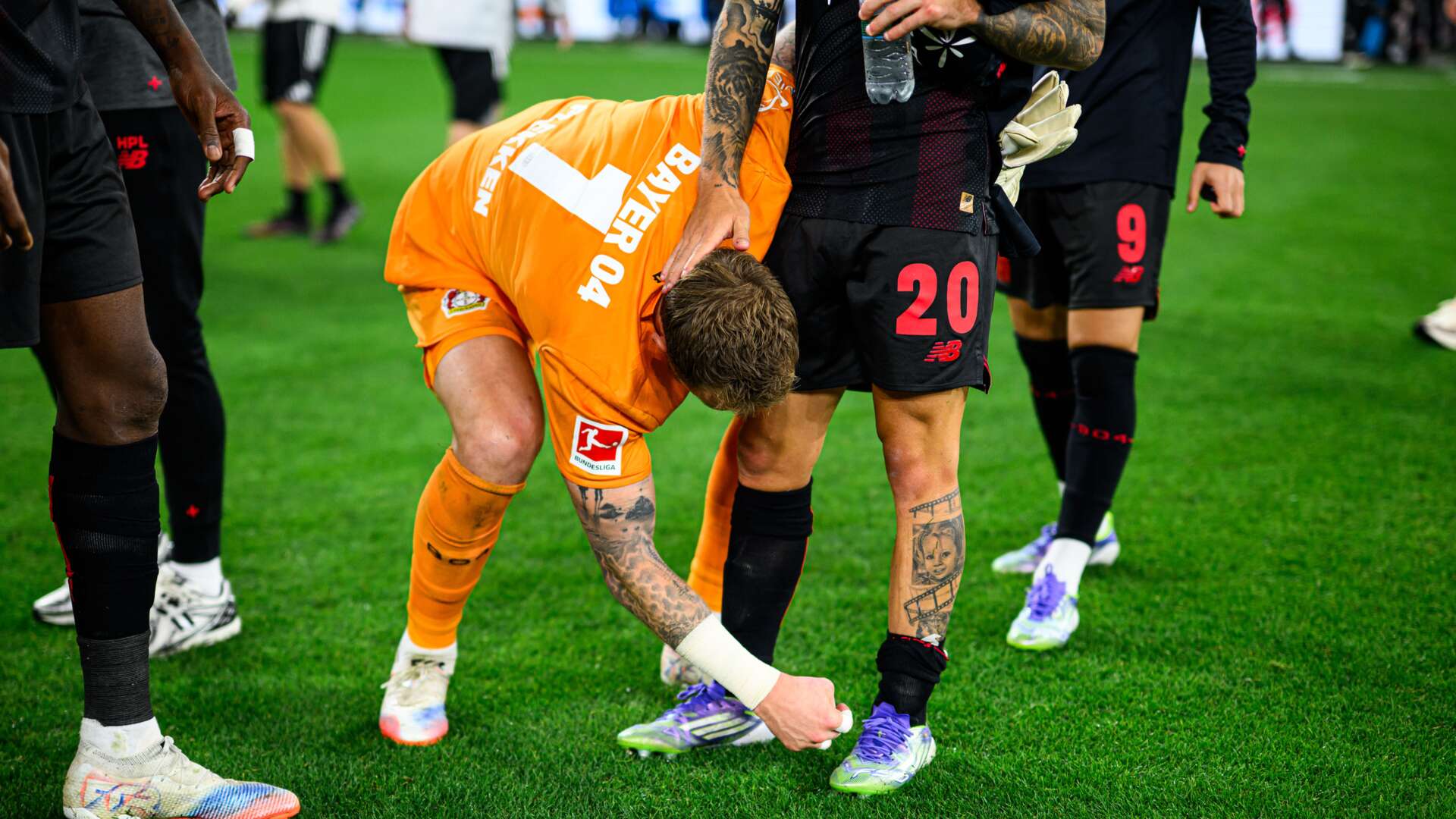 Mark Flekken und Alejandro Grimaldo