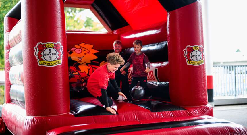 Kinder bei den Bayer 04-Ferientagen an der BayArena