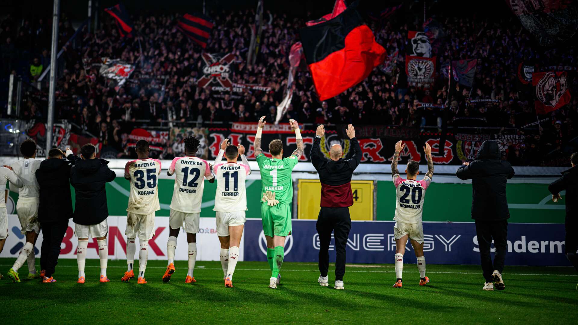 Werkself nach dem Sieg im Pokal