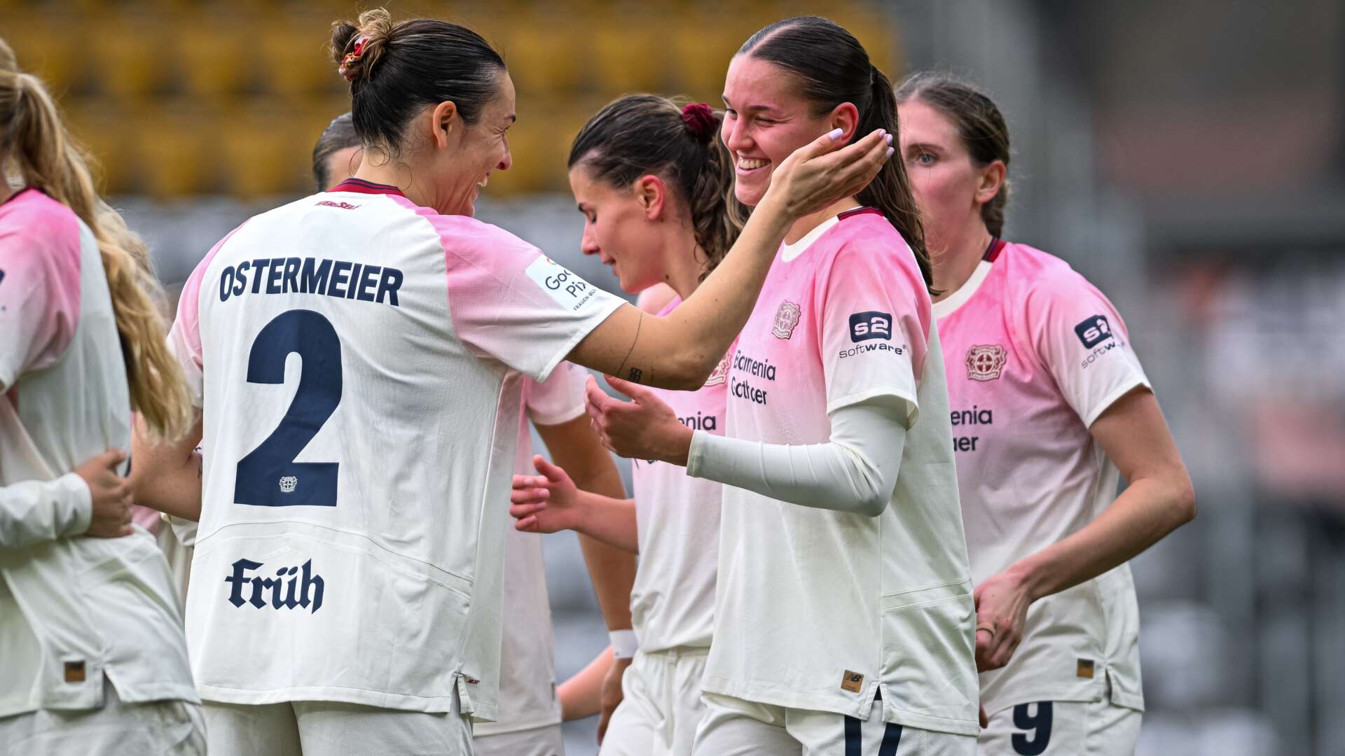 Selina Ostermeier jubelt mit Valentina Mädl